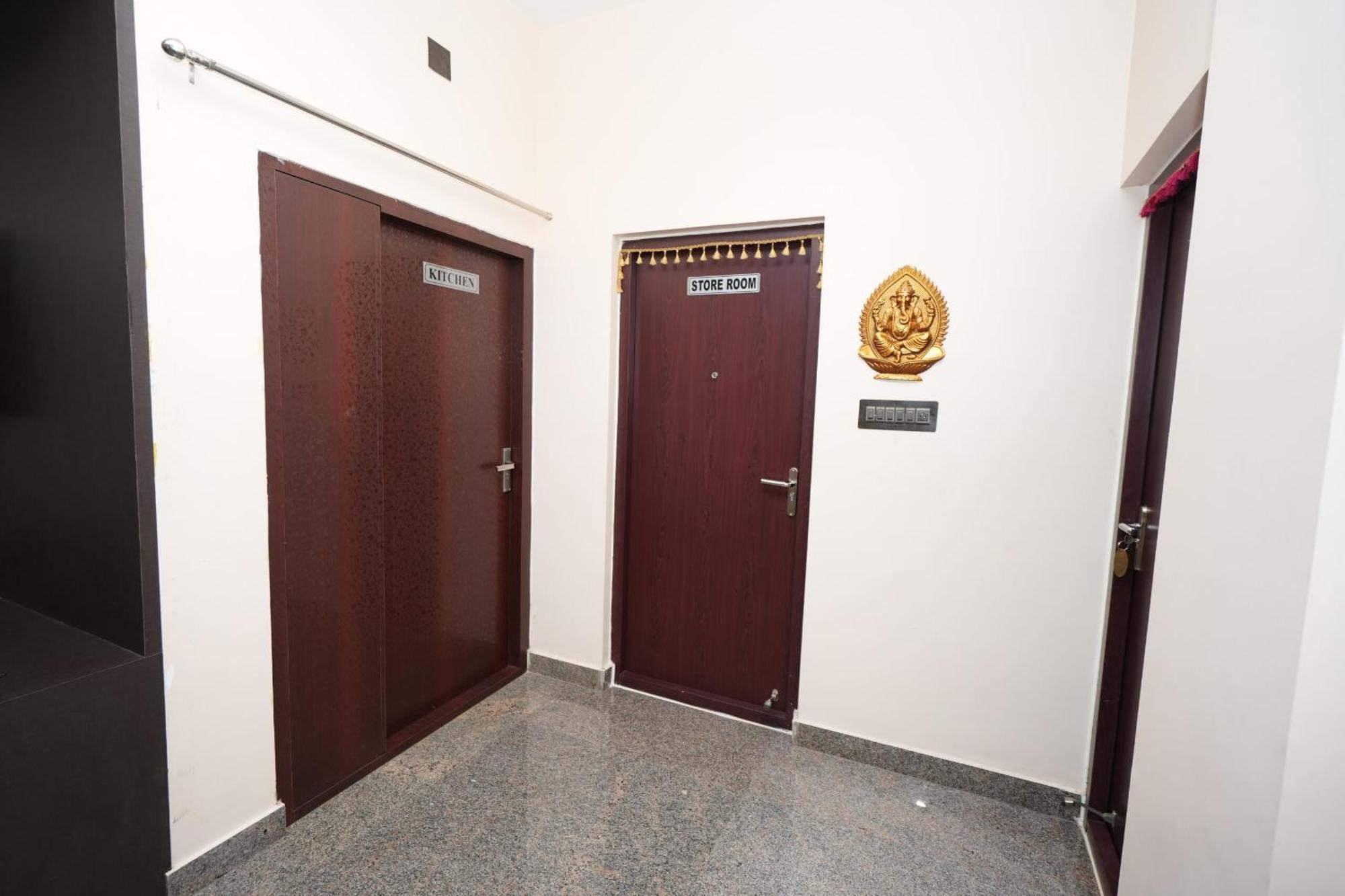Отель Goutham Residency Kadalur Экстерьер фото